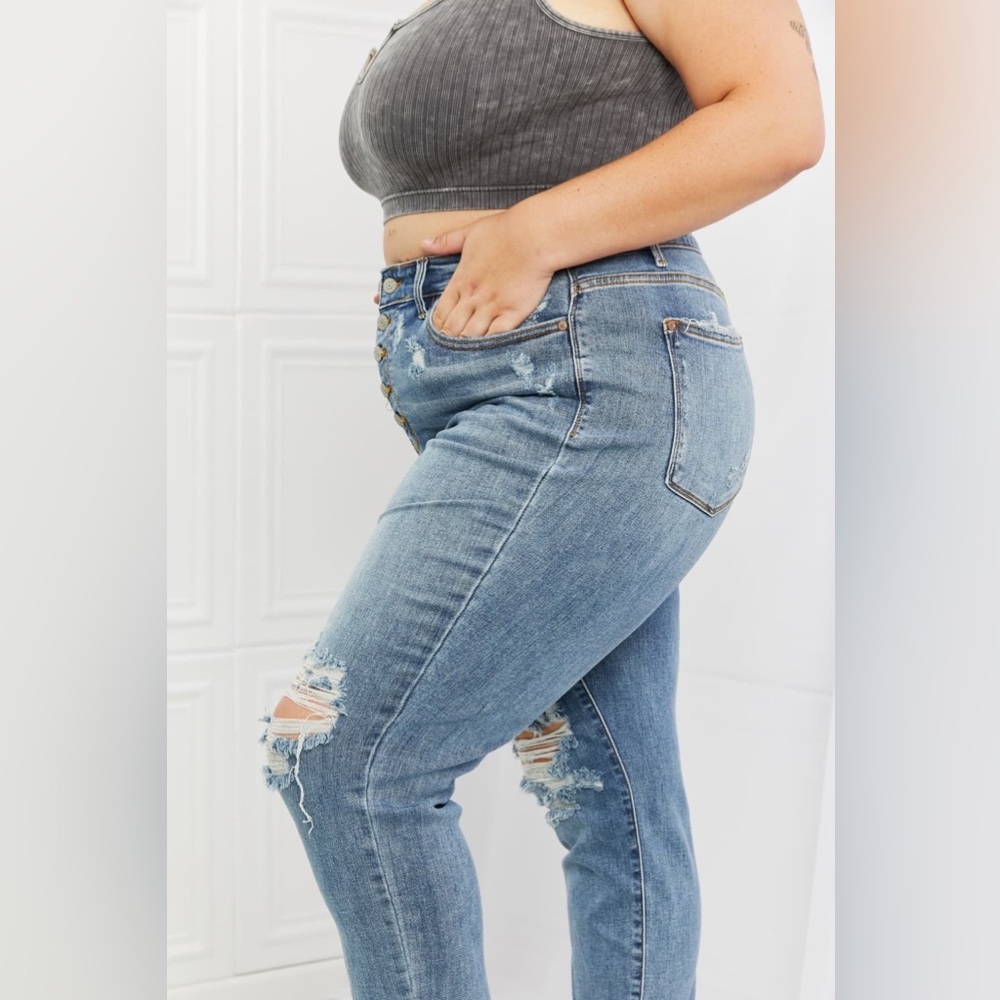 FLASH SALE!! JUDY BLUE Plus Size Maddison Distressed Button Fly Boyfriend Jeans - Picture 3 of 5
